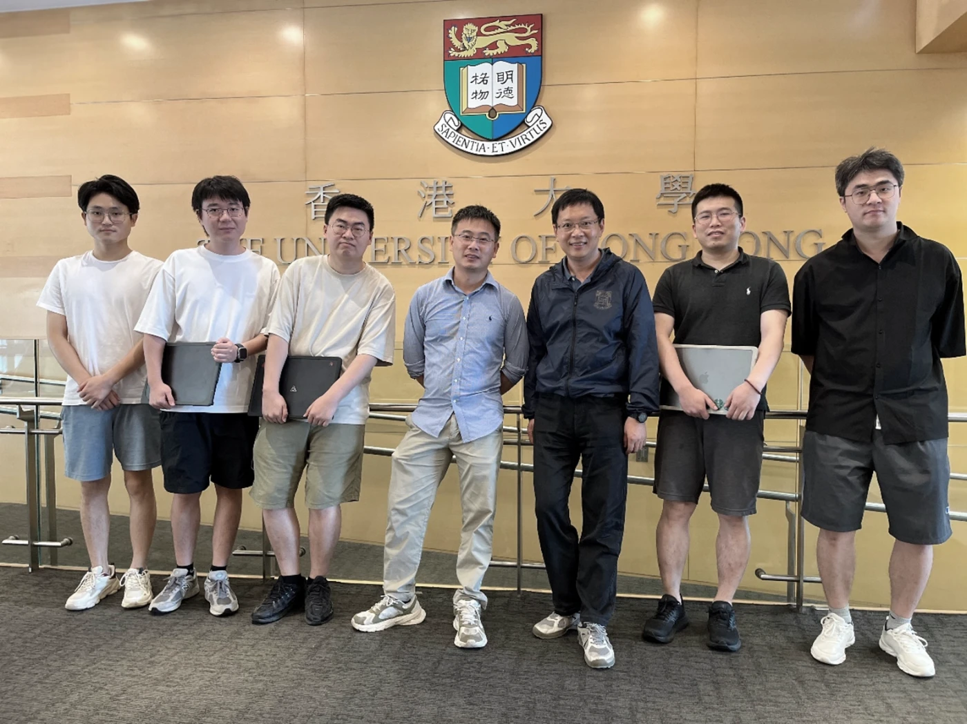 張世明教授（右三）, 浙江大學王金強教授（右四）及研究團隊成員