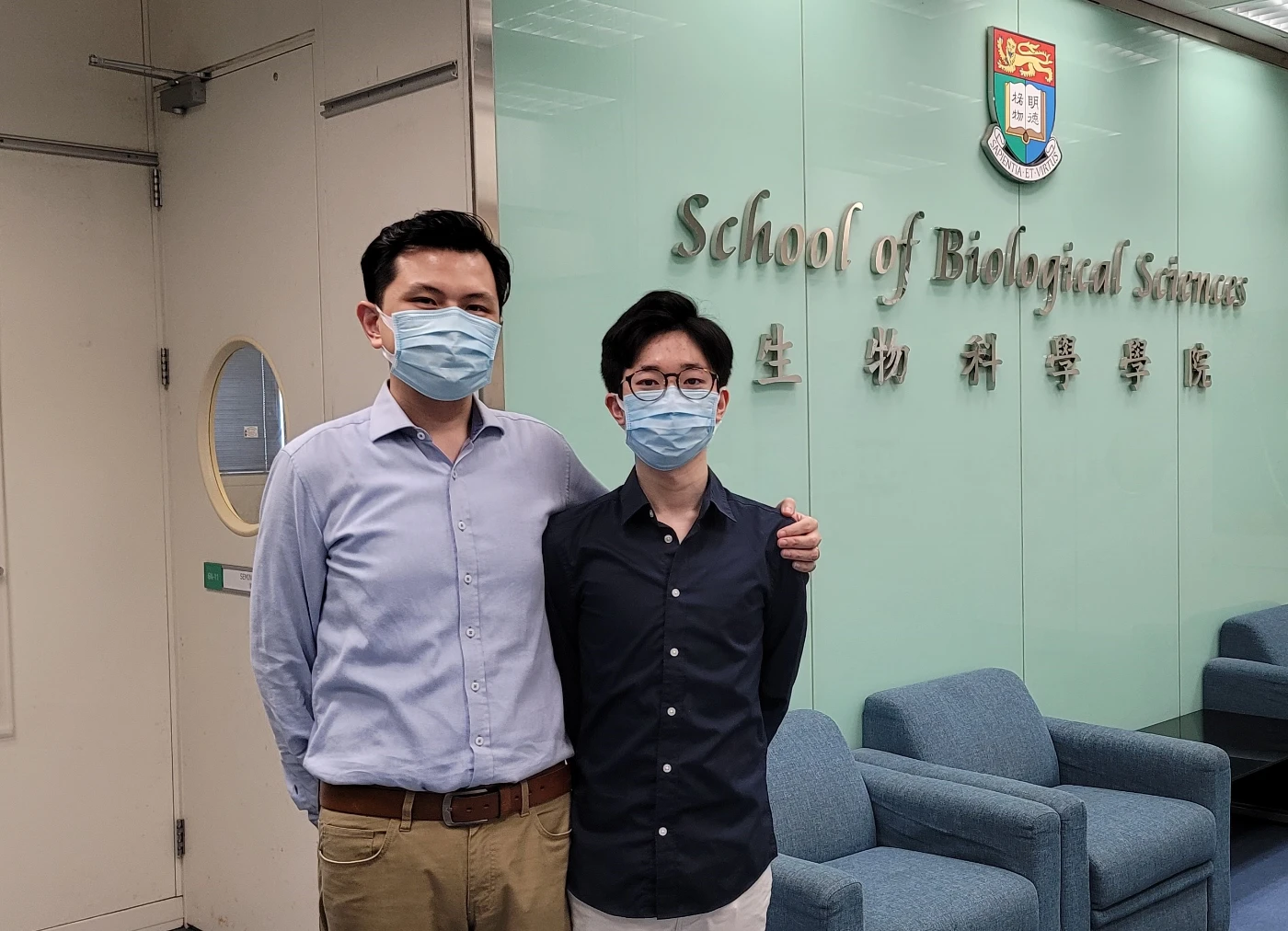 港大分子與細胞生物學研究部助理教授雷震宇博士（左）和理學士畢業生（主修食物及營養科學）柯彥陞先生。