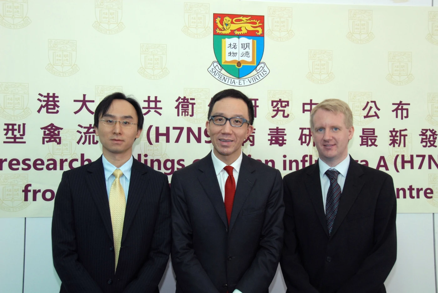 香港大學李嘉誠醫學院公共衞生研究中心最新研究估計，關閉活禽市場可減低人類感染H7N9的風險達97%至99%，若今年冬天再爆發H7N9疫情，這措施可能發揮有效作用。
      左起: 香港大學李嘉誠醫學院公共衞生學院副教授胡子祺博士、公共衞生學院講座教授梁卓偉教授及副教授高本恩博士