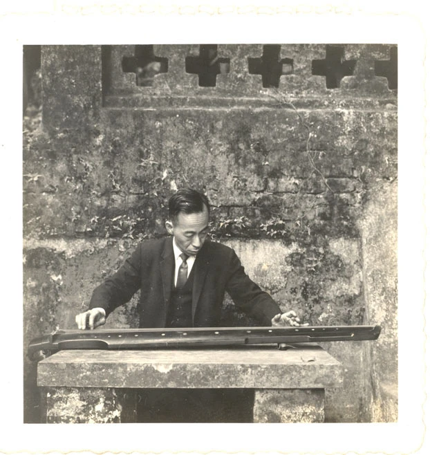 饒宗頤教授與香港大學中文系學生郊遊撫琴照。(1960年初夏)