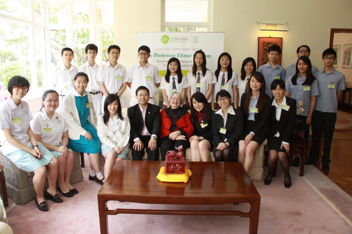 Nobel Laureate Professor Elinor Ostrom joins students from secondary schools and HKU in a lunchtime dialogue