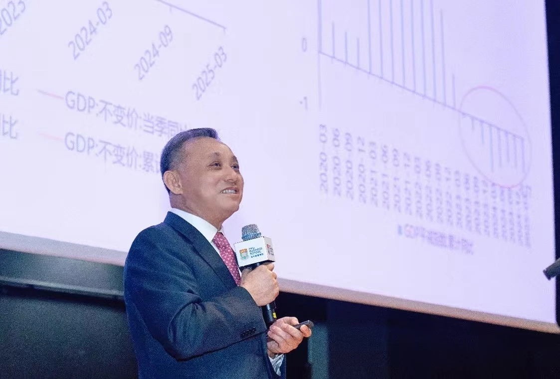 Professor Zhenhua MAO, Professor of Practice in Economics of HKU Business School and Member of Chief Executive’s Policy Unit Expert Group, presents the keynote report.