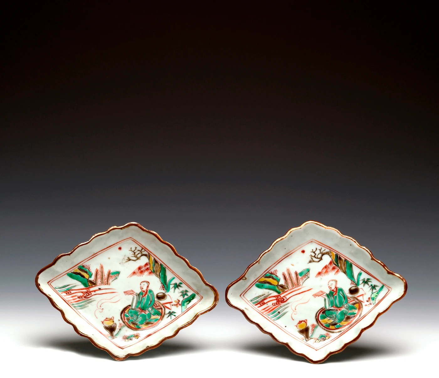 Pair of ko-akae dishes
     China (Ming dynasty), Tianqi period, 1621–27
     Porcelain with overglaze enamels, width 18.5 cm
     HKU.C.1978.0627