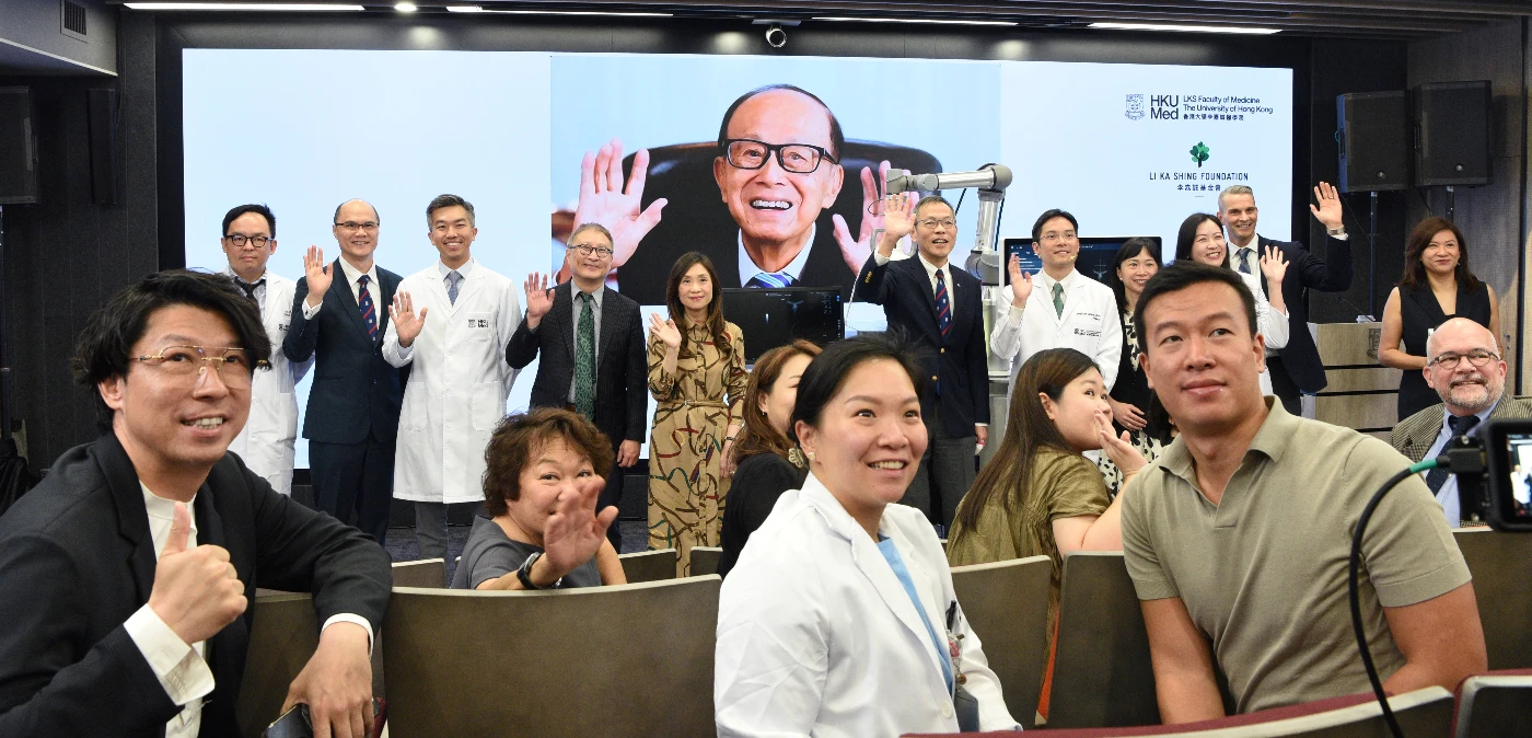 Mr Li Ka Shing takes group pictures with the HKUMed research team, guests and media friends.