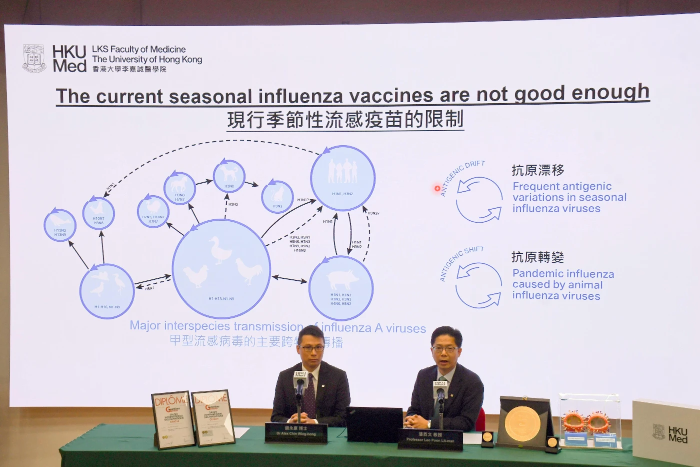 潘烈文教授（右）強調減活疫苗的優勢在於其簡易鼻內接種方式，這種無針接種技術可消除民眾（尤其是幼童）對疫苗接種的恐懼，有助緩解疫苗猶豫。