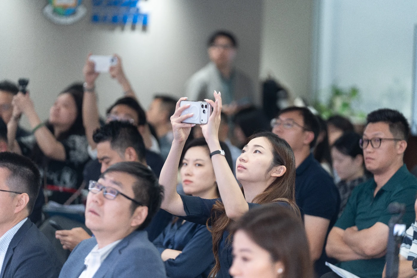 論壇於香港大學中環創立方舉行，吸引了眾多工商界領袖、學者、校友和學生出席。