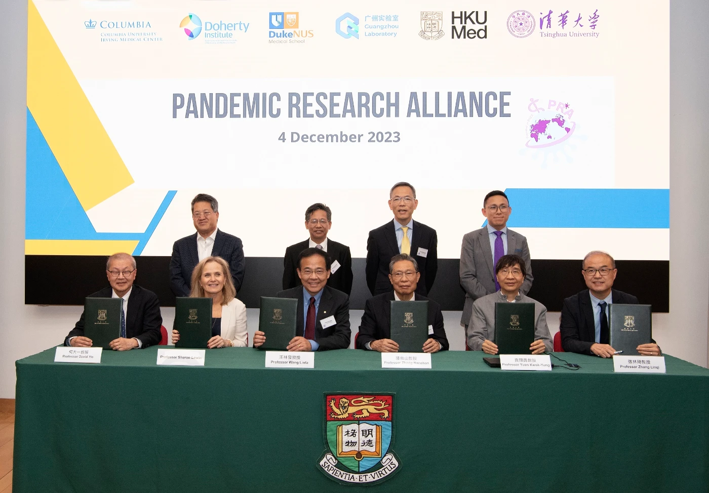 來自四個國家的六所頂尖研究機構的國際頂尖科學家共同成立「大流行病研究聯盟」，旨在推動有關呼吸道病毒人畜傳播的研究協作，提升新發傳染病的監測能力，及開發嶄新解決方案，以更有效應對未來可預期的疫情爆發，減輕其對全球健康的影響。(前排左起) 創會成員代表哥倫比亞大學醫學中心何大一教授、墨爾本大學—杜赫提研究所Sharon Lewin教授、杜克—新加坡國立大學醫學院王林發教授、廣州國家實驗室鍾南山教授、香港大學袁國勇教授，以及北京清華大學張林琦教授簽署合作備忘錄﹔(後排左起) 哥倫比亞大學醫學中心Roger Wu教授、廣州國家實驗室副主任陳新文教授、港大醫學院院長劉澤星教授，以及清華大學醫學院戰略規劃與國際合作辦主任沈智敏先生，一同見證。