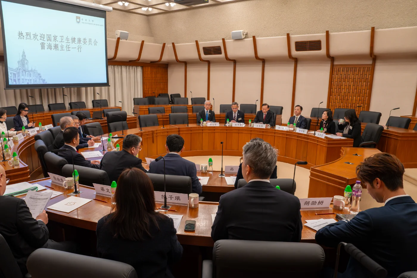 代表團與港大校務委員會主席王冬勝博士、校長張翔教授、副校長（健康）劉澤星教授、協理副校長（中國事務）黃依倩女士和香港大學深圳醫院院長張文智教授等會面。