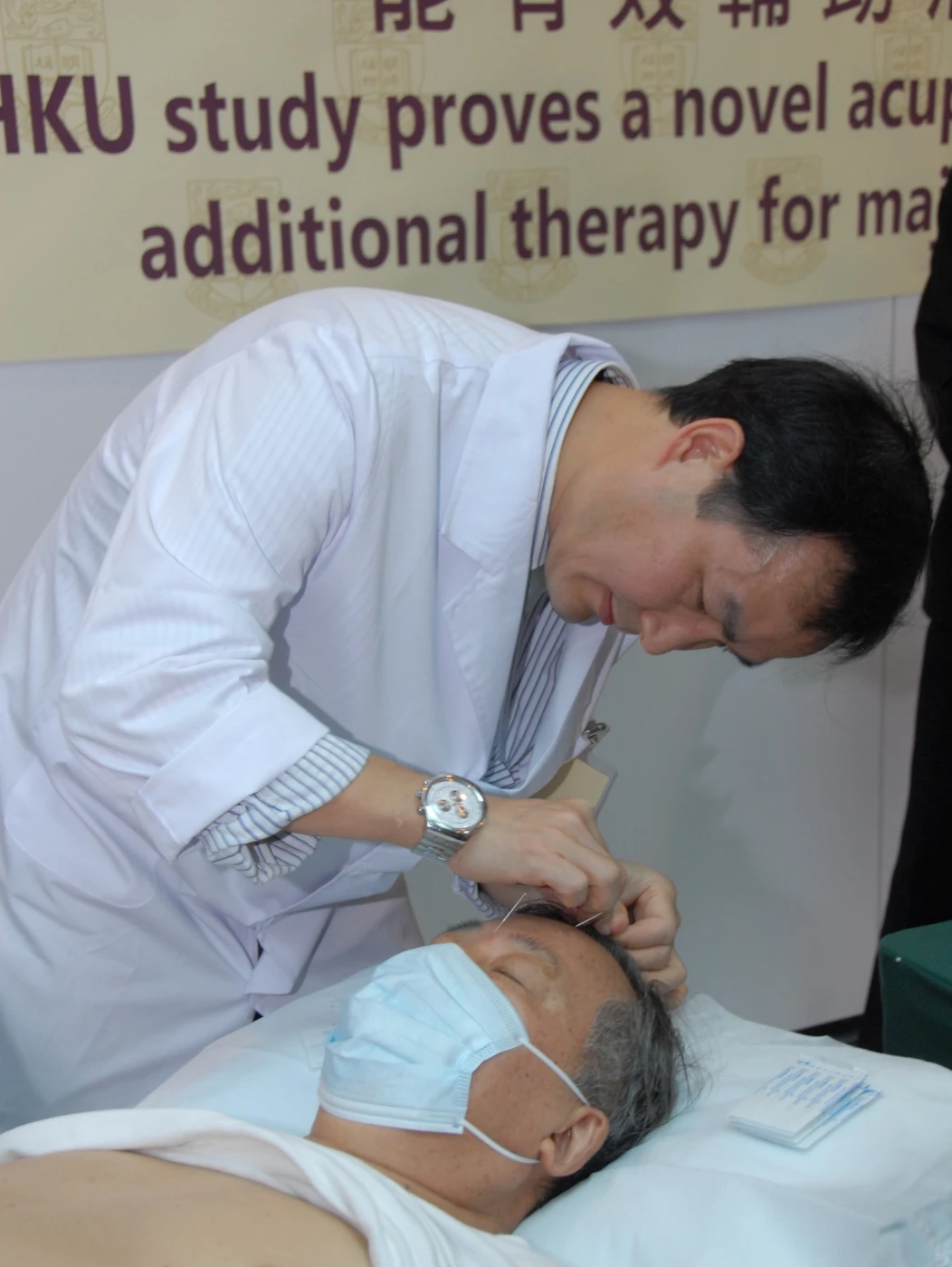 Dr ZHANG Zhang-jin, Associate Professor, School of Chinese Medicine, The University of Hong Kong Li Ka Shing Faculty of Medicine, demonstrates how to relieve the major depressive disorder with Dense Cranial Electroacupuncture Stimulation (DCEAS).