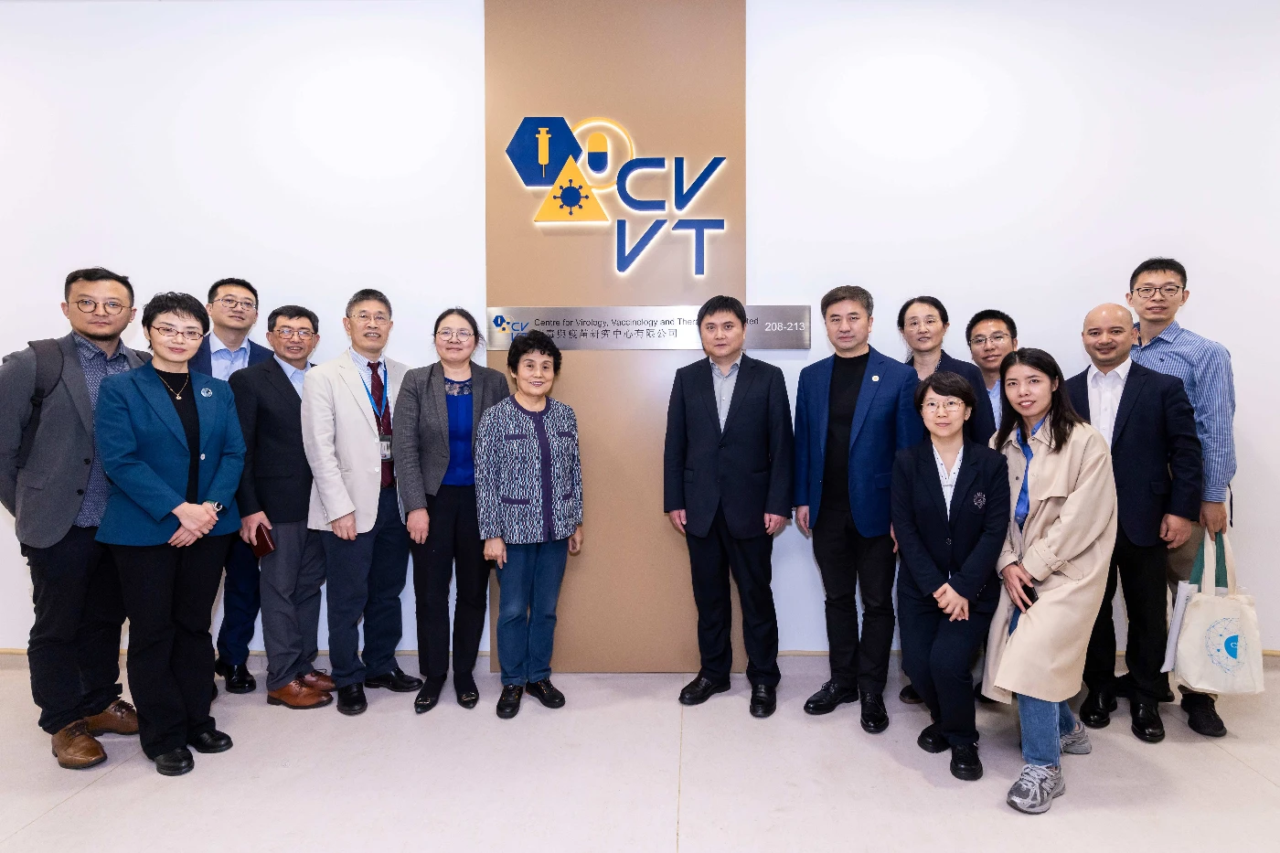 代表團參觀港大醫學院「InnoHK創新香港研發平台」，包括幹細胞轉化研究中心、免疫與感染研究中心，及病毒與疫苗研究中心。