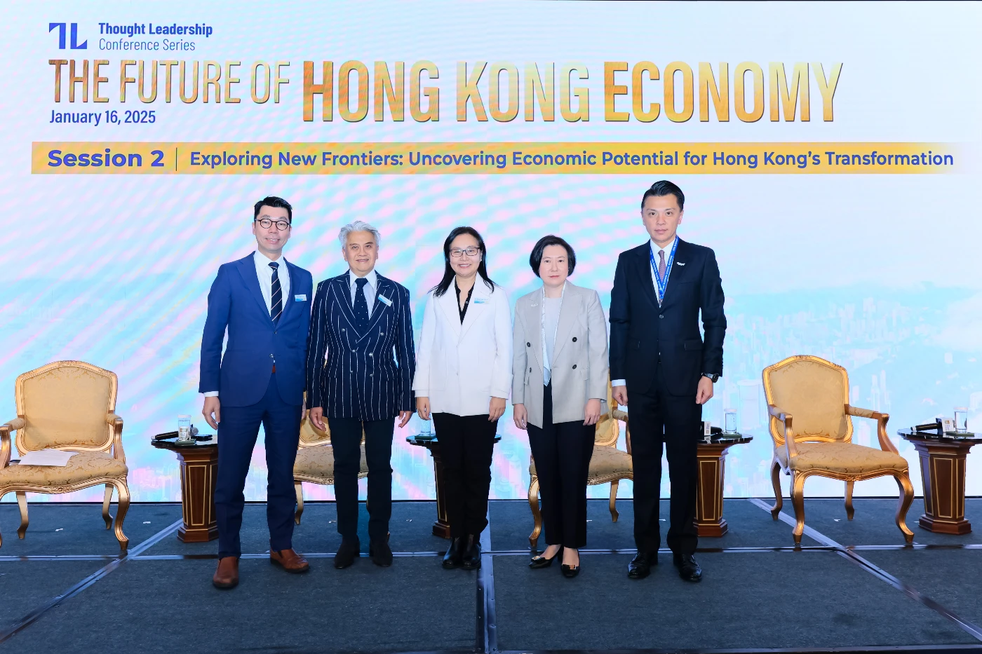 （左起）港大經管學院副院長（對外事務）、馮國經馮國綸基金經濟學教授兼香港經濟與商業策略研究所副總監鄧希煒教授；香港金融發展局副主席馮華健資深大律師；西九文化區管理局副行政總裁（區域發展）及西九文化區企業有限公司行政總裁顏金施女士；香港特別行政區政府投資推廣署署長劉凱旋女士，以及香港生產力促進局主席及香港立法會議員陳祖恒先生進行專題討論。