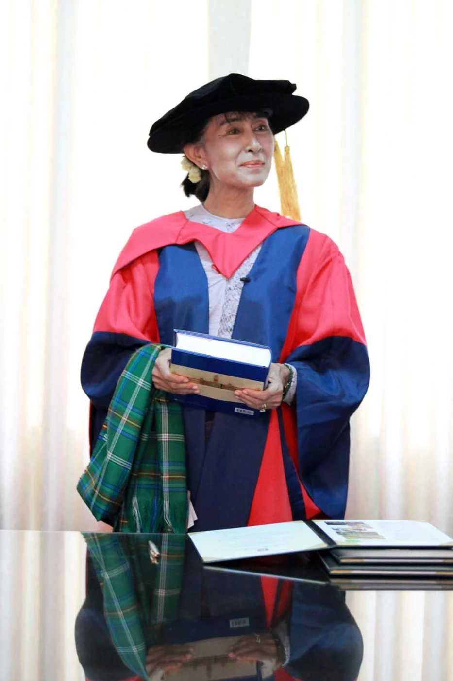Daw Aung San Suu Kyi and her souvenirs: HKU Tartan scarf and The History of HKU by Dr. Peter Cunich.