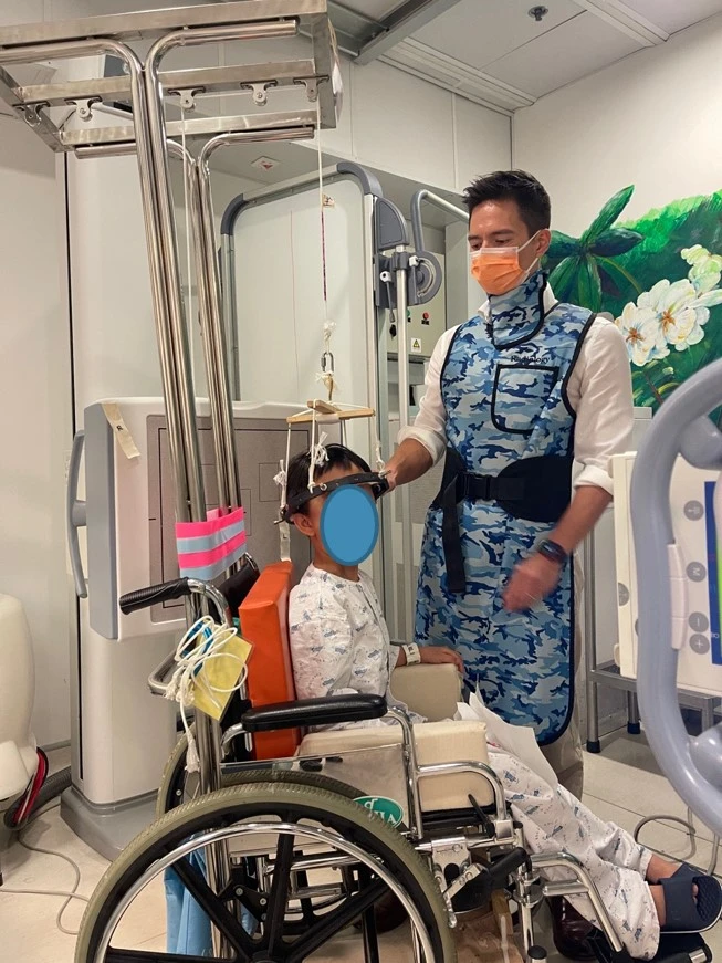 A child suffering from Occipital-Atlantoaxial Rotatory Dislocation (OAARD) undergoes invasive halo-gravity traction.