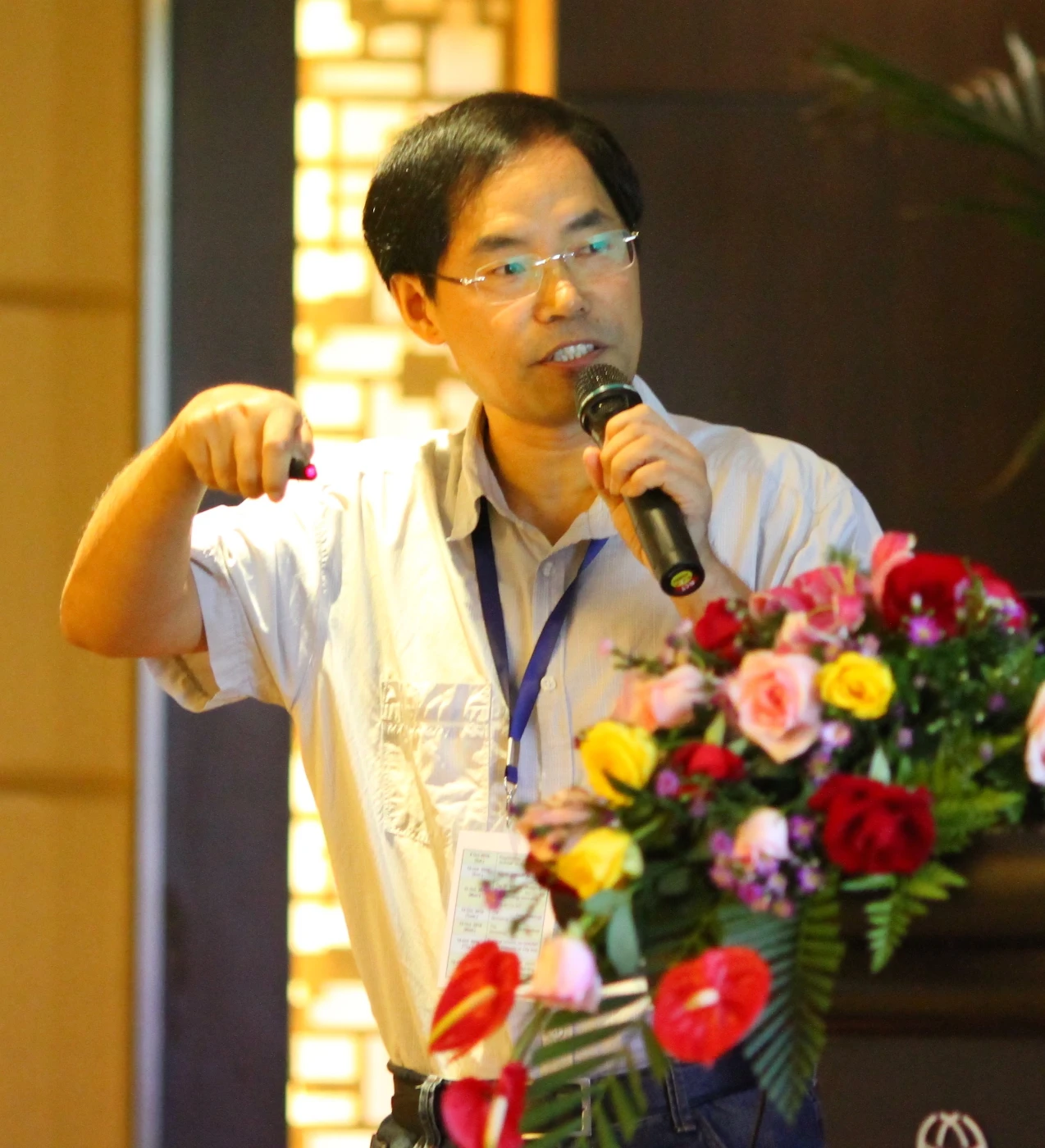 Professor Guochun Zhao gives a talk at an International Workshop in Beijing.
