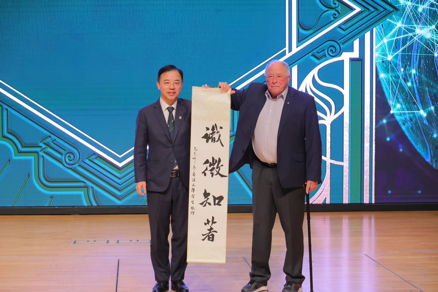 張翔教授贈送紀念品給諾獎得主。