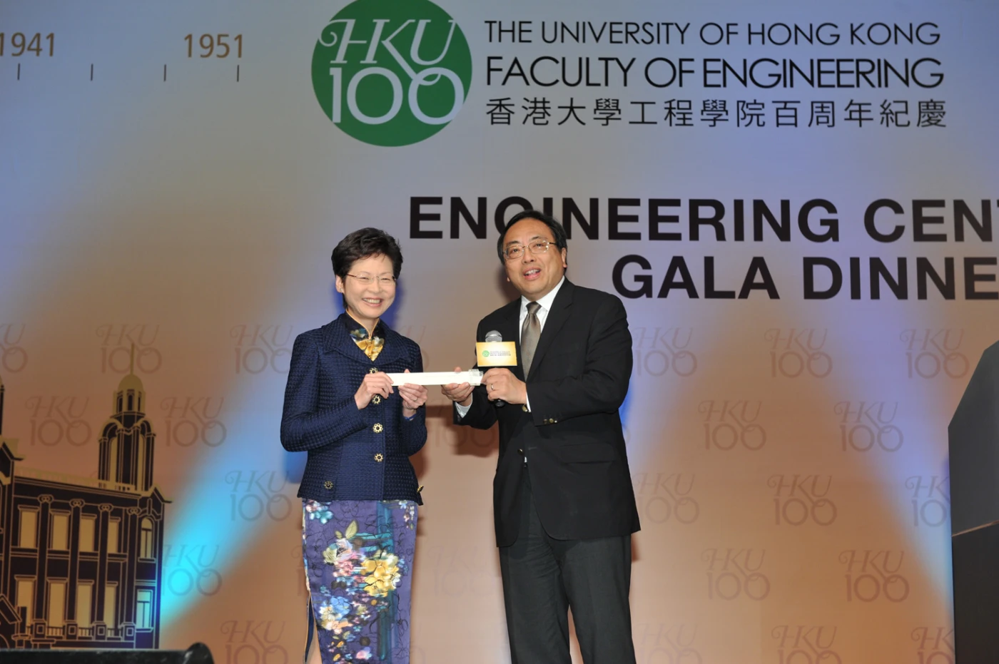 HKU Vice-Chancellor Professor Lap-Chee TSUI
     presents souvenir to the Guest-of-Honour
     Mrs Carrie LAM CHENG Yuet-ngor