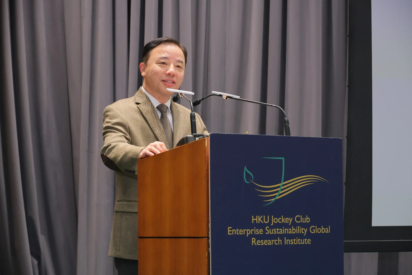 Professor Xiang ZHANG, JP, President and Vice-Chancellor of The University of Hong Kong, delivers welcoming remarks.