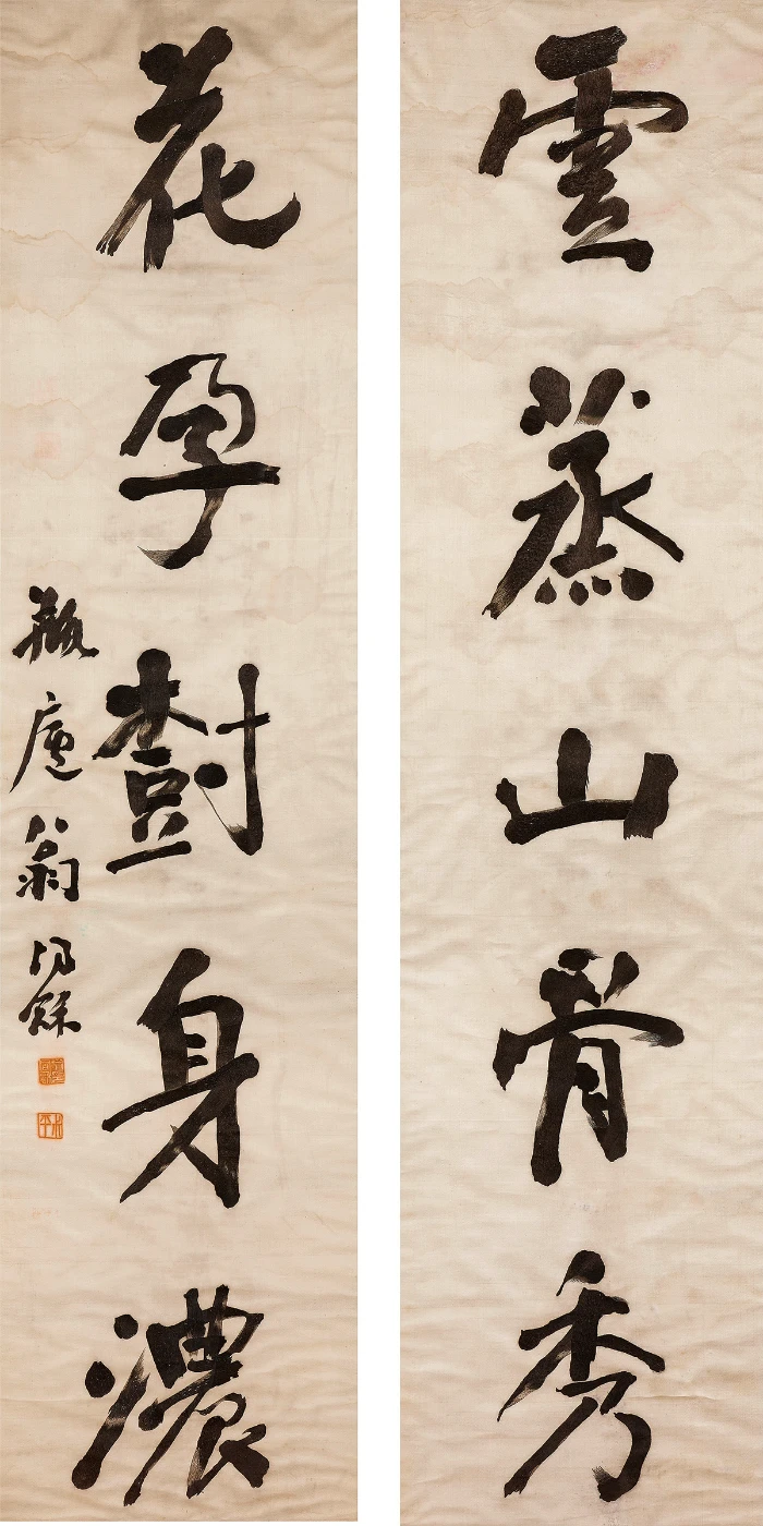 刺繡書法掛屏
中國
清代 (1644–1911)
十九世紀末或二十世紀初
絲
上聯：169 x 41 厘米
下聯：169.5 x 40.8 厘米
James W. C. Hong 惠贈
HKU.T.2008.1787
圖片來源：香港大學美術博物館