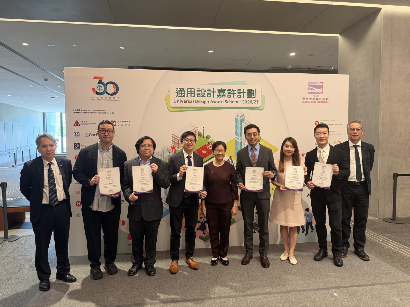 HKU representatives took a group photo with Ms. Linda Lam Mei-sau, EOC Chairperson (fifth right), Dr. Ferrick Chu Chung-man, EOC Executive Director (Operations) (1st right) and Mr. Ivan Luk Chi-cheung, EOC Executive Director (Enforcement) (first left)