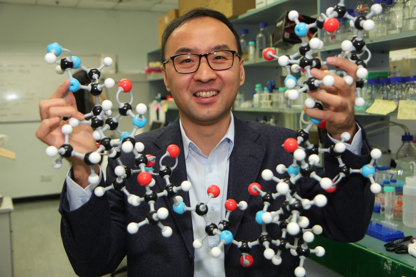 HKU Chemist Dr Li Xuechen receives Croucher Senior Research Fellowship 2018