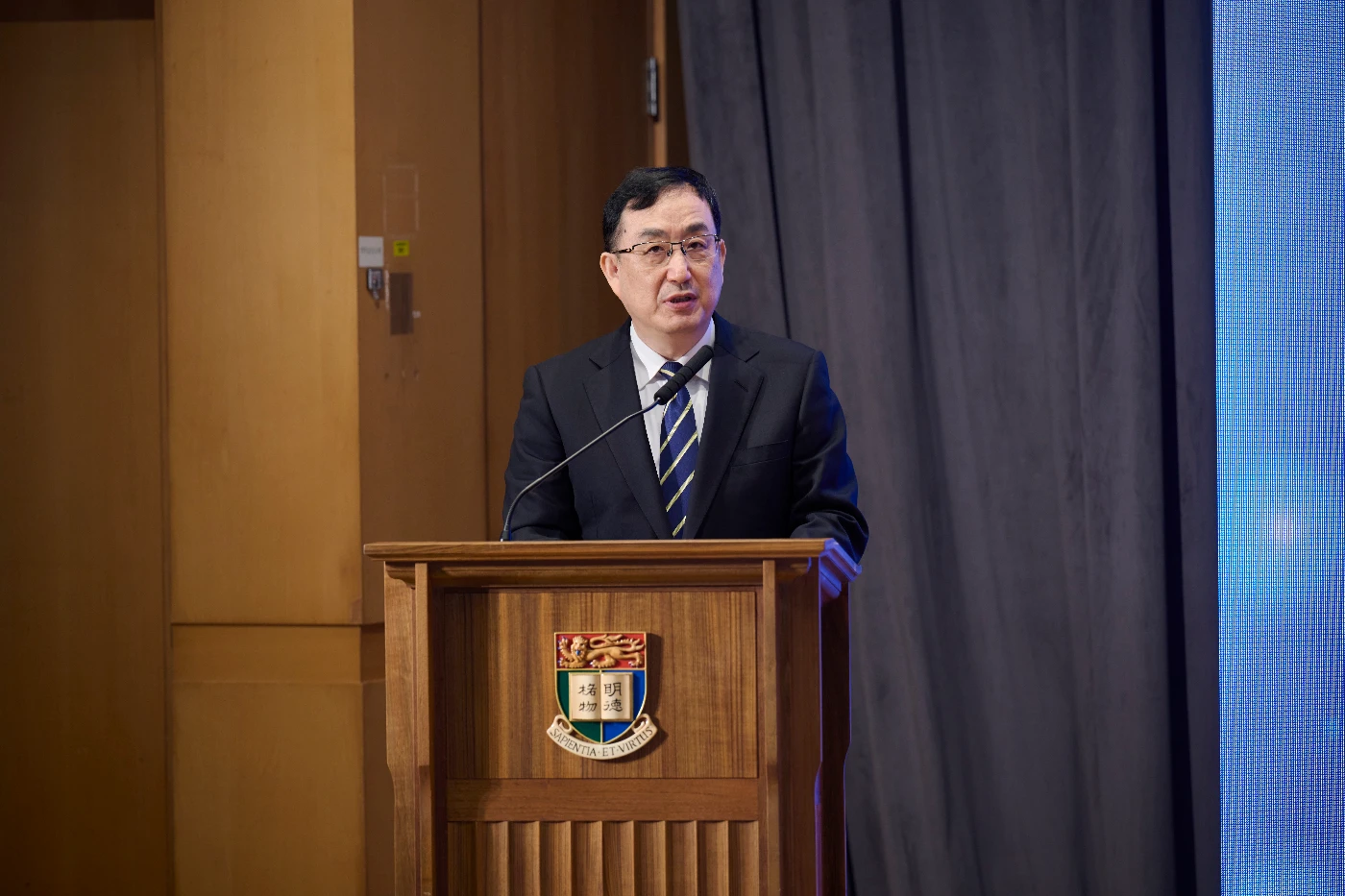 Mr Xi Wang, Vice Governor of Guangdong Province and Academician of Chinese Academy of Sciences, delivers opening remarks.