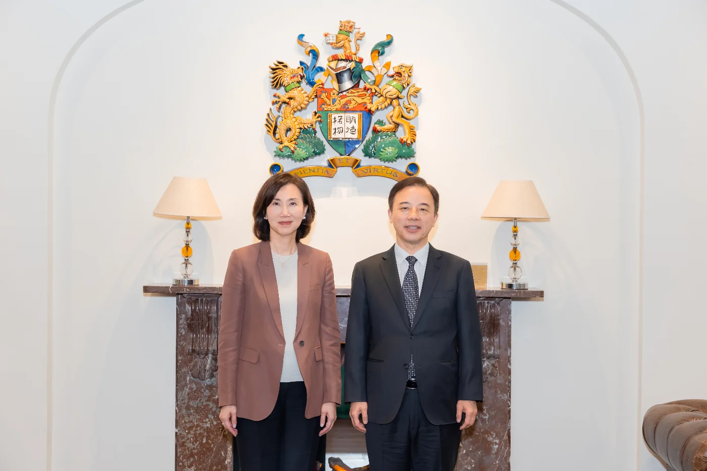 「港大 - 渣打慈善基金 金融科技學院」聯合主席香港大學校長張翔教授（右二）及渣打香港兼大中華及北亞區行政總裁暨渣打香港150 週年慈善基金信託人禤惠儀女士（中）表示，學院自2020年5 月成立以來已邁過五年的重要里程碑，無論在金融科技研究、人才培育及產業推動方面均取得豐碩成果。