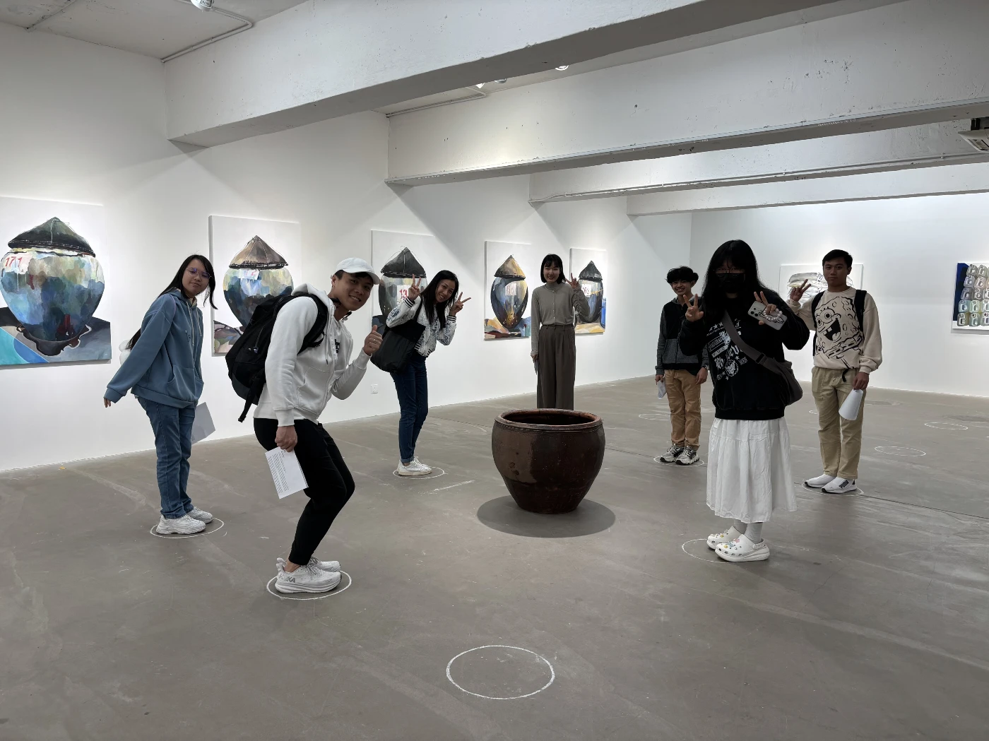 資深藝術顧問暨港大校友胡津如小姐向到訪安全口畫廊(Gallery EXIT)的友師和學員提供作品導賞，並介紹本地商業藝術創作生態和職業發展路向。