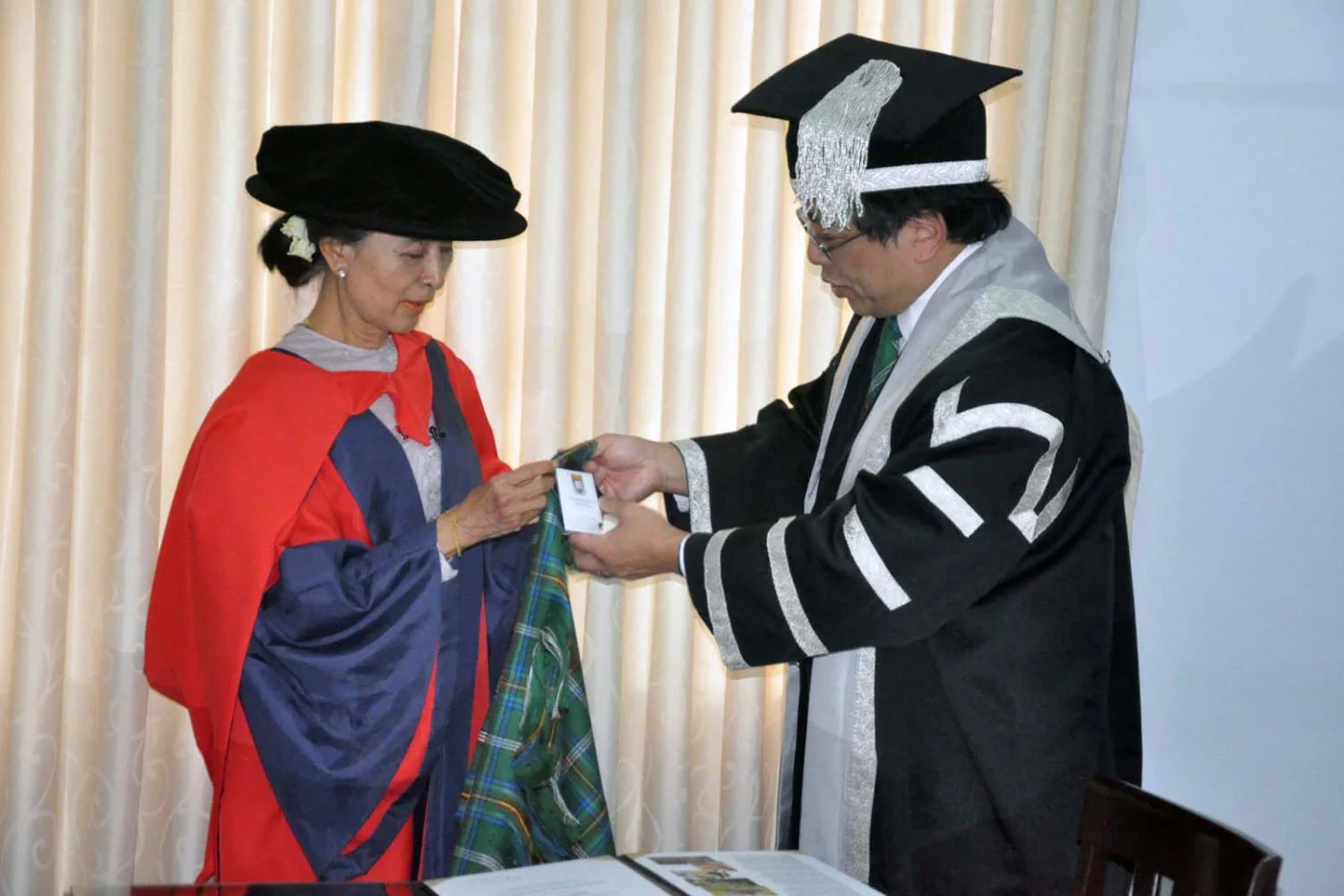 HKU Vice-Chancellor Professor Lap-Chee Tsui presents to Daw Aung San Suu Kyi an HKU Tartan scarf as souvenir