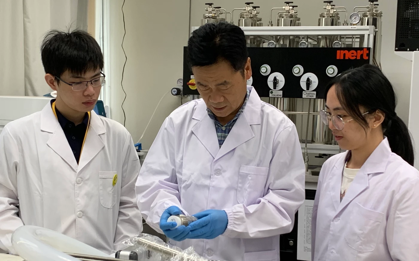 郭正曉教授正和其團隊商討研究進程及結果。