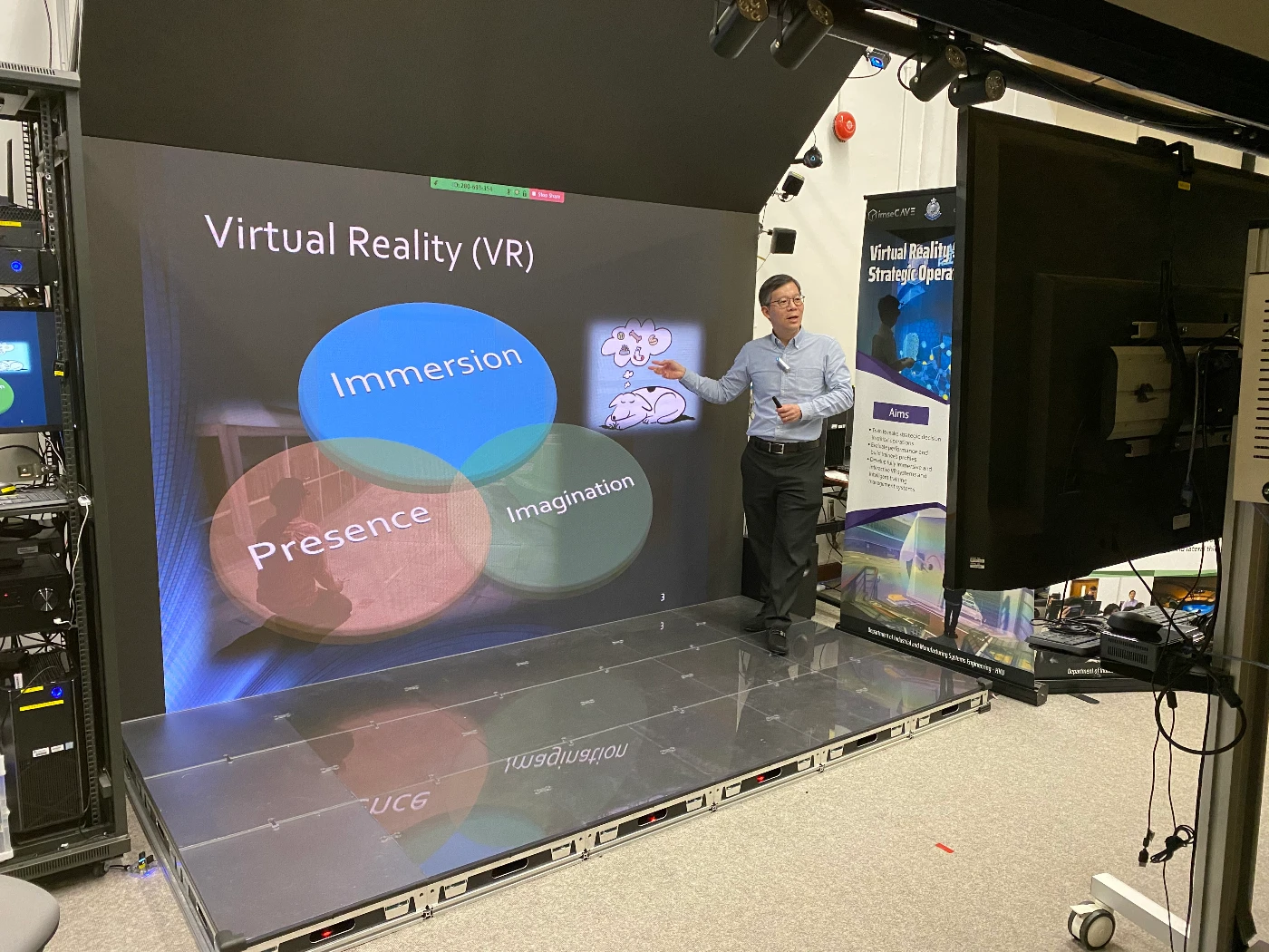 A 3D LED presentation setup based on the imseCAVE VR technology for online teaching and learning in real-time with students.
