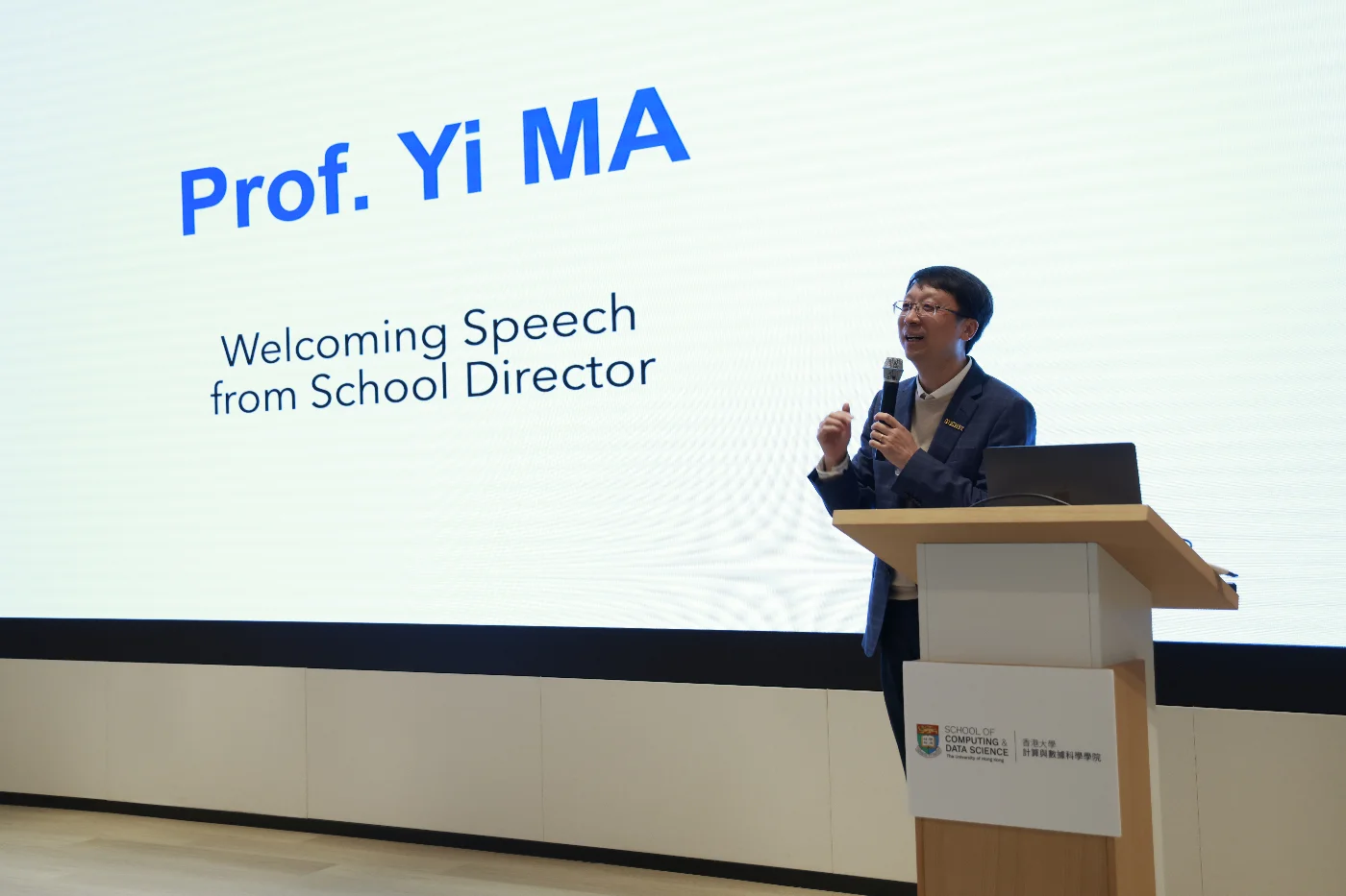 港大計算與數據科學學院院長馬毅教授於上海舉辦的學生迎新日上，鼓勵學生勇於突破自我，積極探索在香港以外難以實現的多元學習體驗。