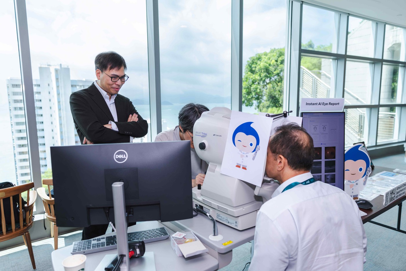Participants visit the HKUMed AI and Technology Showcase and Project Demonstrations.