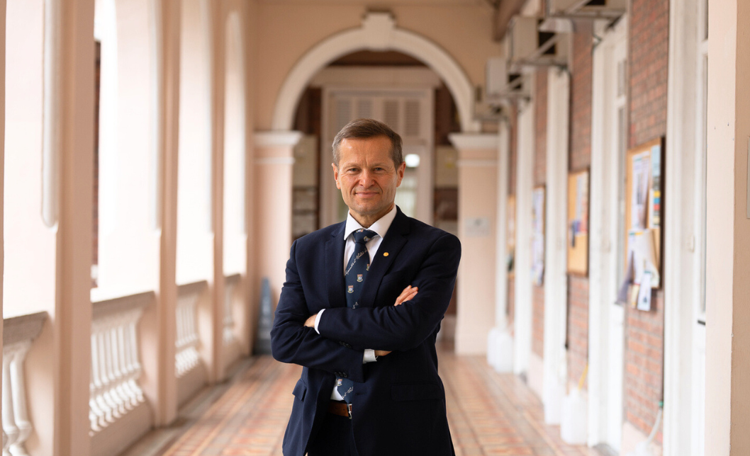 诺贝尔物理学奖得主Ferenc Krausz教授于2025年11月正式加入港大，担任香港大學理学院物理学系激光物理学讲座教授。作为超快激光科学与量子光学领域的国际权威，Krausz教授的加盟将进一步提升港大在前沿科研领域的实力，同时推动跨学科合作，推动全球预防医学研究和医疗诊断改革。