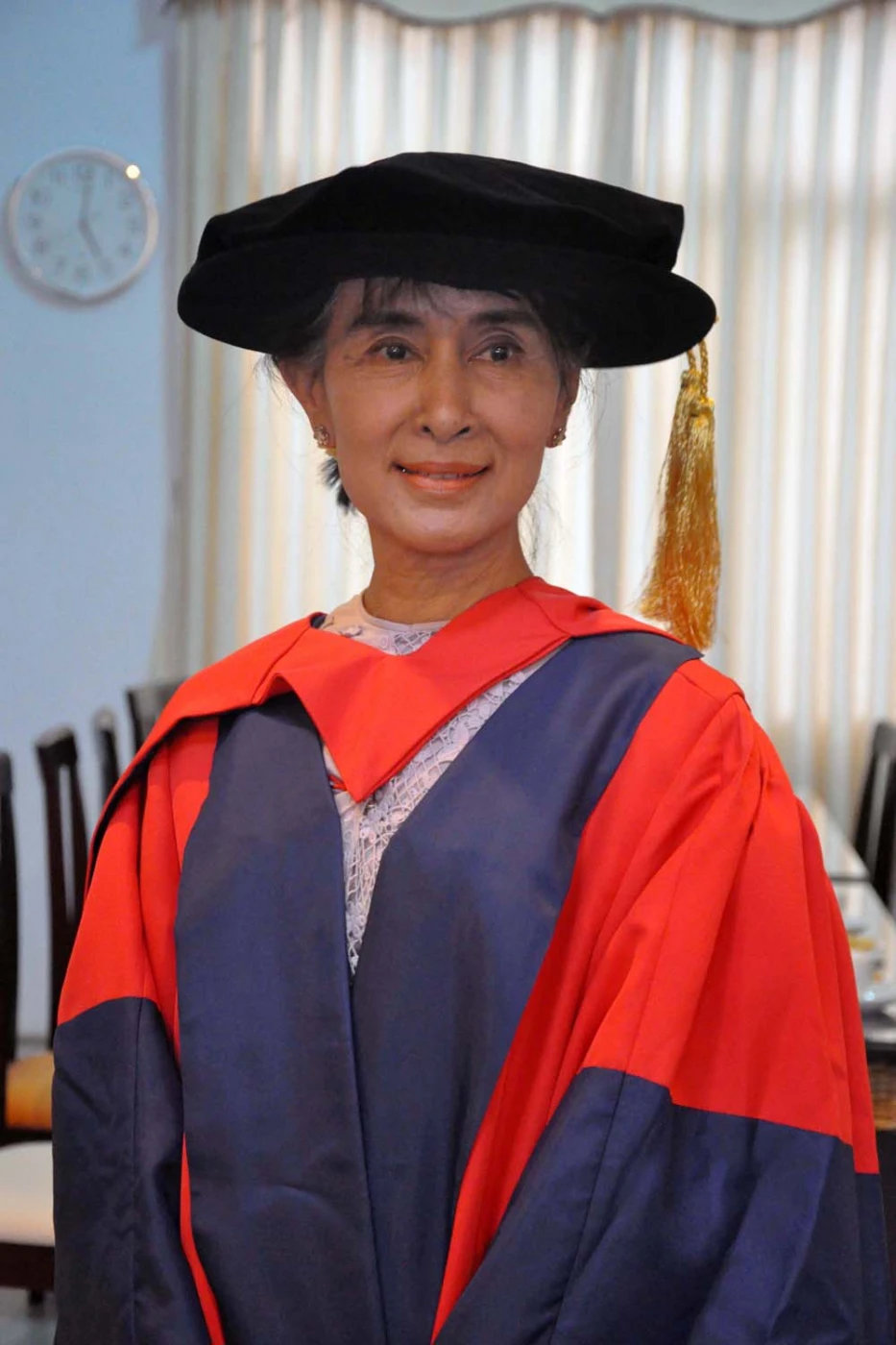 HKU delegation presents Honorary Degree and two honorary posts to<br>
Daw Aung San Suu Kyi in Burma