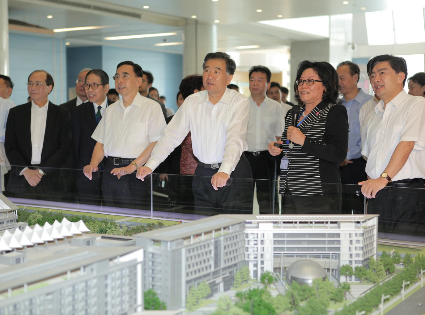 廣東省委書記汪洋率團訪問香港大學深圳醫院