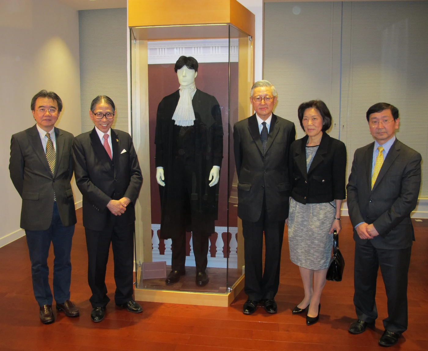 The Hon Andrew Li unveiling the display of court dress at the opening of the permanent exhibition “De Lege Lata” on <br>
Hong Kong Legal System and the Legal Profession