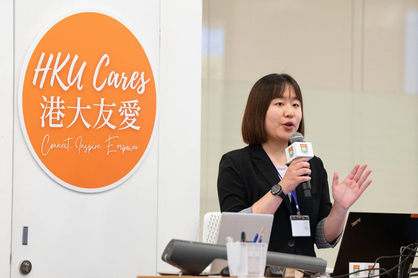 港大學生團隊在簡報比賽向評審介紹社會創新方案。