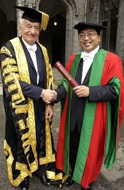 港大校長獲英國亞伯丁大學頒授榮譽學位