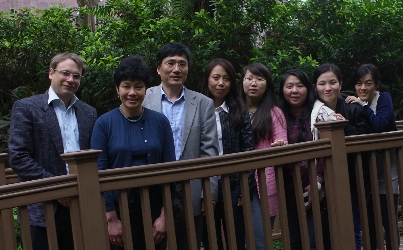 孫紅哲教授及他的香港大學研究團隊 （從左至右）：Dr. Julian A. Tanner (生物化學系)，黃乾利辛烱僖基金（植物生物技術學）蔡美蓮教授（生物科學學院），孫紅哲教授及化學系研究小組成員：李洪艷博士，研究生陽婭，黎佑芷博士，研究生張苑茵和巢艾倫。