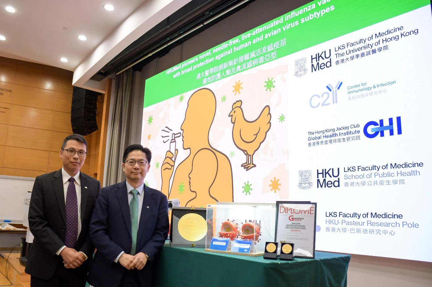 港大醫學院開發無針接種減活流感疫苗，提供廣效防護人類及禽流感病毒亞型。這項突破性研究成果已獲多項專利，並在今年的第 50 屆日內瓦國際發明展中榮獲多個大獎，包括沙特創新卓越獎和兩枚金牌，其中一枚金牌還獲得了評審團特別嘉許。（右起：潘烈文教授及錢永康博士）