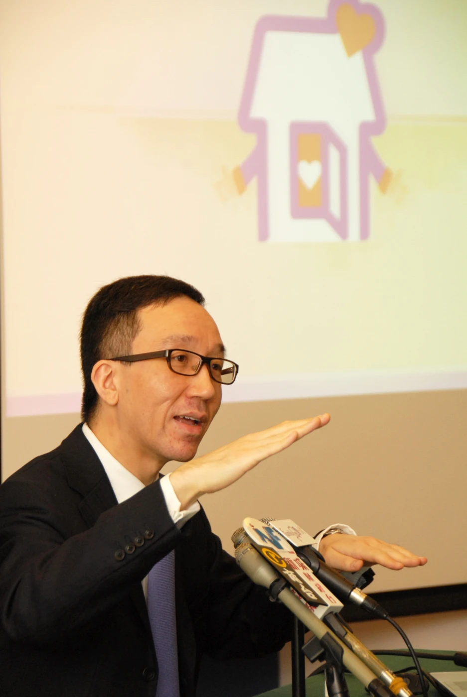 Professor Gabriel Leung, Head of Community Medicine at The University of Hong Kong Li Ka Shing Faculty of Medicine, said sixty percent of the respondents agreed they enjoyed harmonious family relationships.