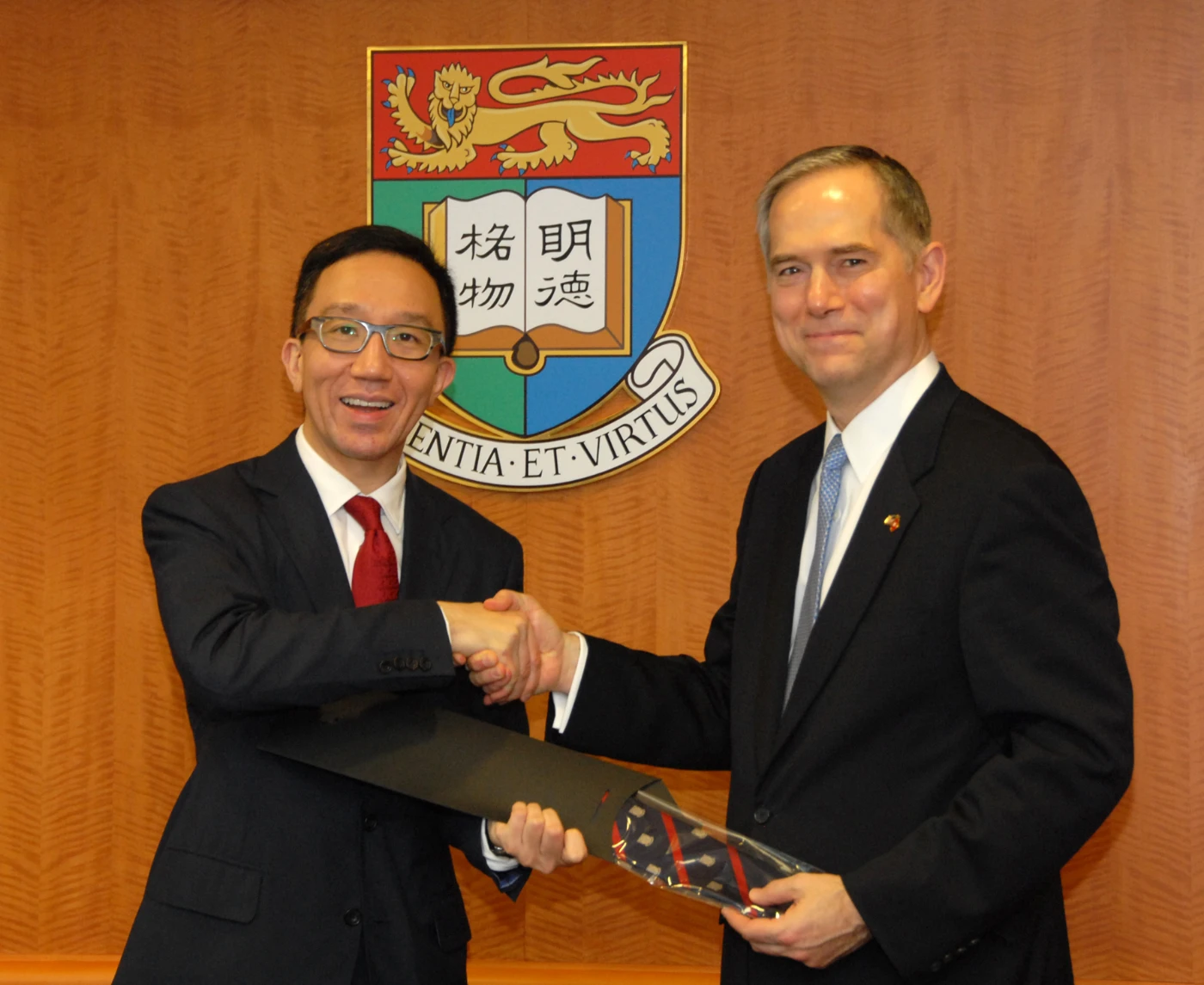Dean Leung and CG Hart exchanged souvenir after the visit.  Dean Leung received a challenge coin from CG Hart’s personal collection while a Faculty tie was presented to CG Hart.