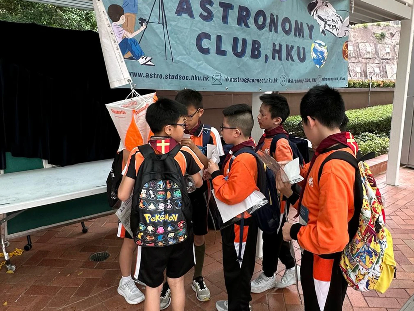 不同組別的童軍團隊於香港大學校園內尋找控制點，完成氣象定向比賽。