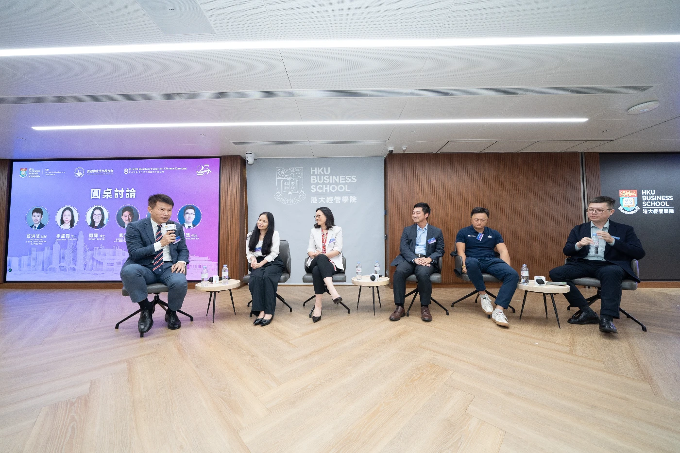（左起）港大經管學院院長兼經濟學講座教授及中國經濟研究所所長蔡洪濱教授; 工銀亞洲戰略規劃與投資管理部副總經理李盧霞博士；高盛首席中國經濟學家閃輝博士；德意志銀行中國區首席經濟學家熊奕博士；晨曦投資首席投資官兼聯合創始人楊曉帆先生；以及國泰君安國際首席經濟學家周浩先生進行圓桌討論。
