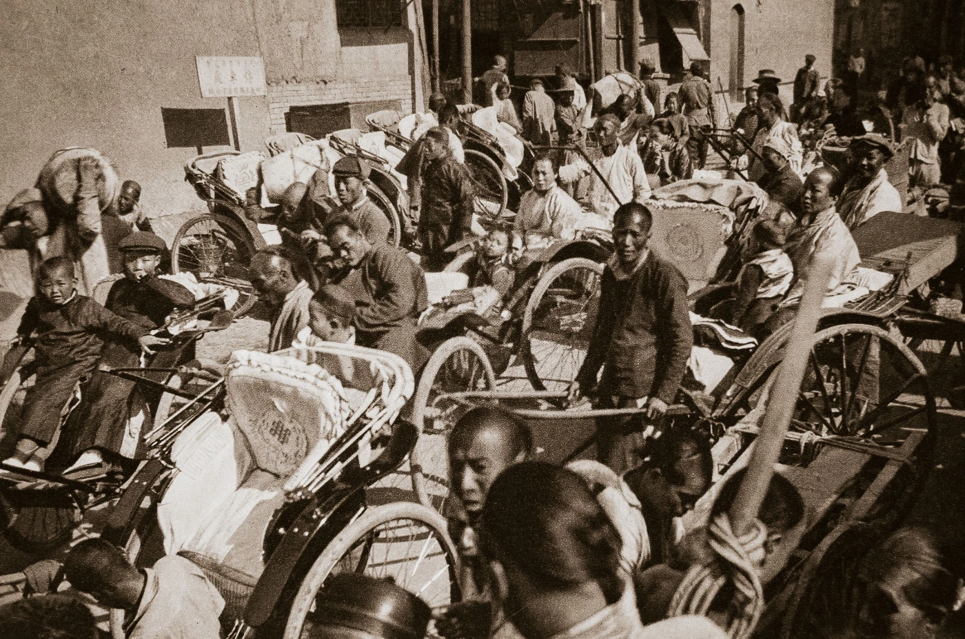 Heinz von Perckhammer (1895–1965), Rickshaw Stand , Peking, plate 20, Berlin: Albertus-Verlag, 1928