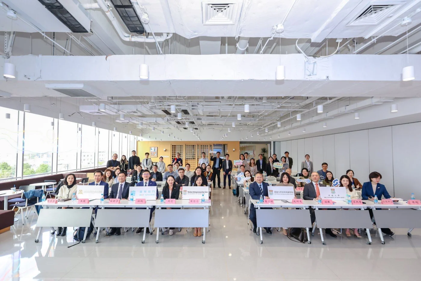 「2026粵港澳大灣區醫療科技黑客馬拉松」科研團隊與所有嘉賓一同參與儀式， 見證「香港大學-蘇州創新走廊」的建立。