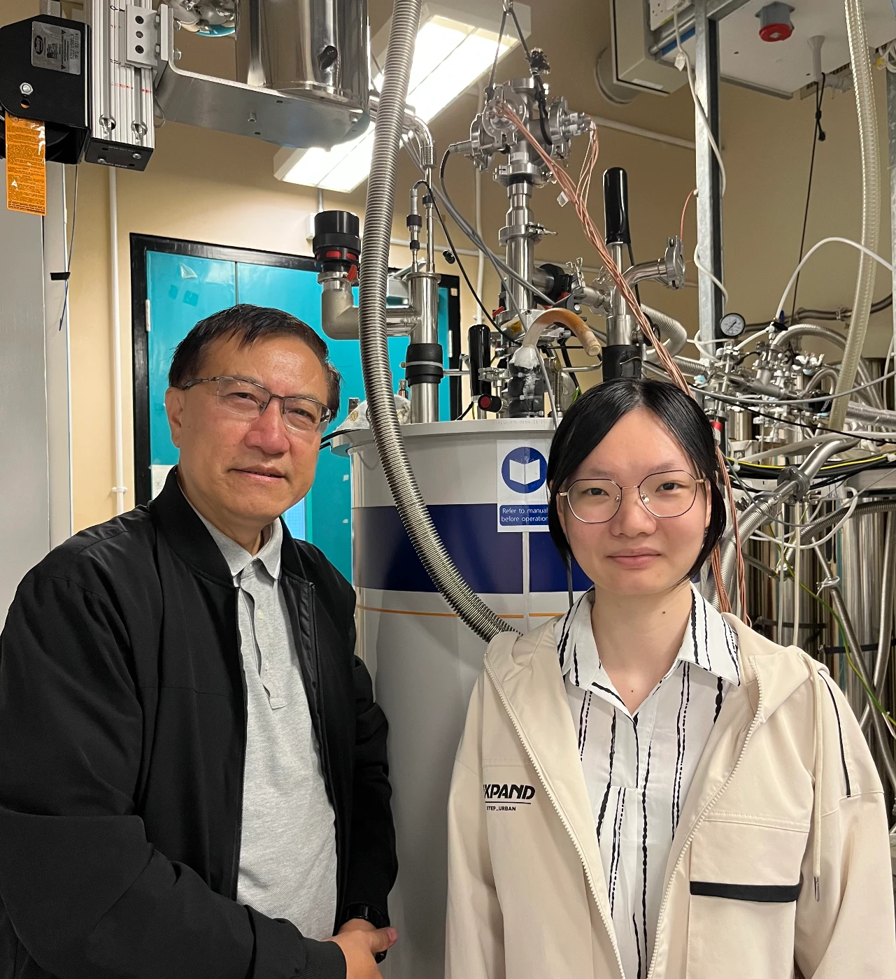 科大物理學教授王寧教授（左）及其博士後研究員黃美珍博士。