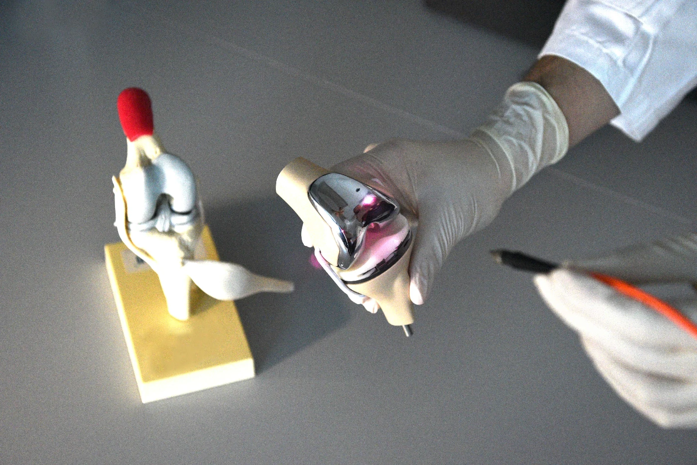 HKUMed innovates photocurrent-responsive coating: <br>
Cuts bone-to-implant integration time in half to just two weeks