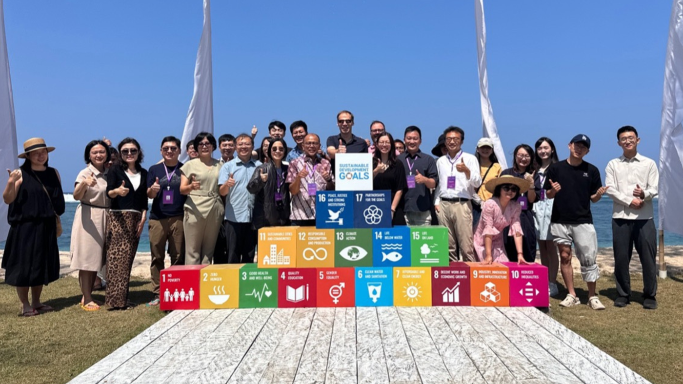 Conference attendees pose with the Sustainable Development Goals.