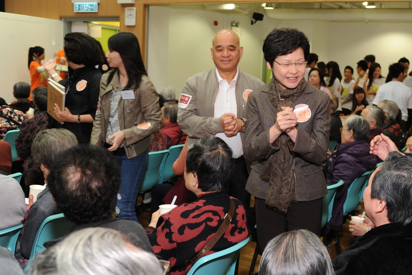 政務司司長林鄭月娥及鄭家純博士向出席活動的長者拜年。